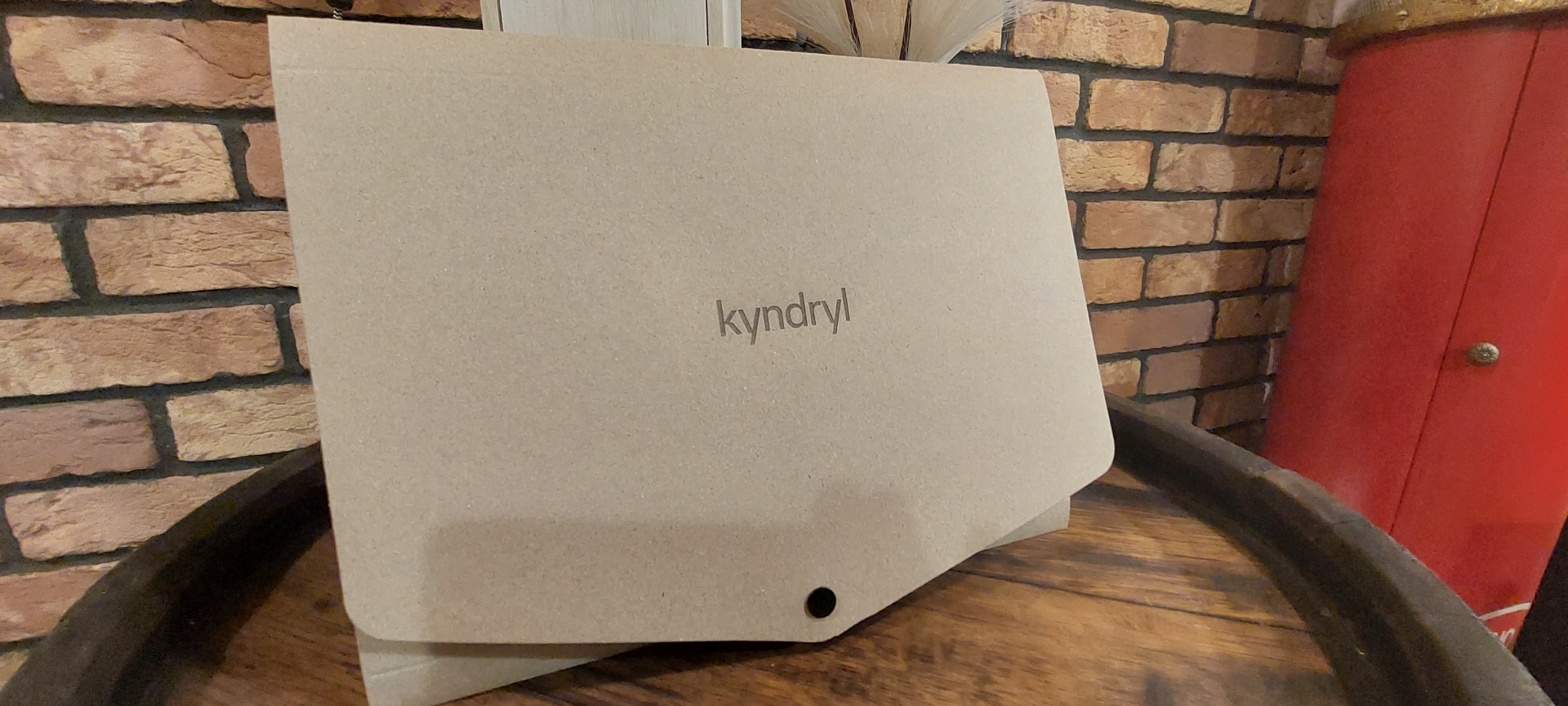 Kraft papier – Jemná gravúra loga do recyklovaného kartónu