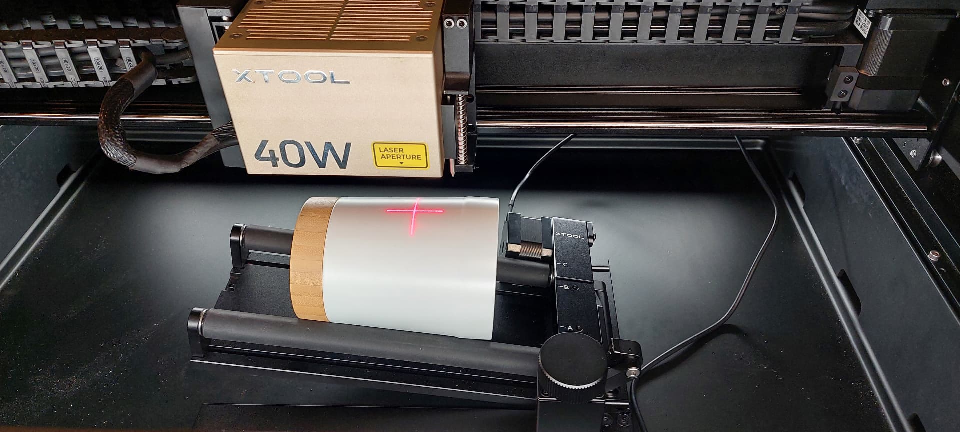 Diódový laser 40W s rotačnou osou počas gravírovania